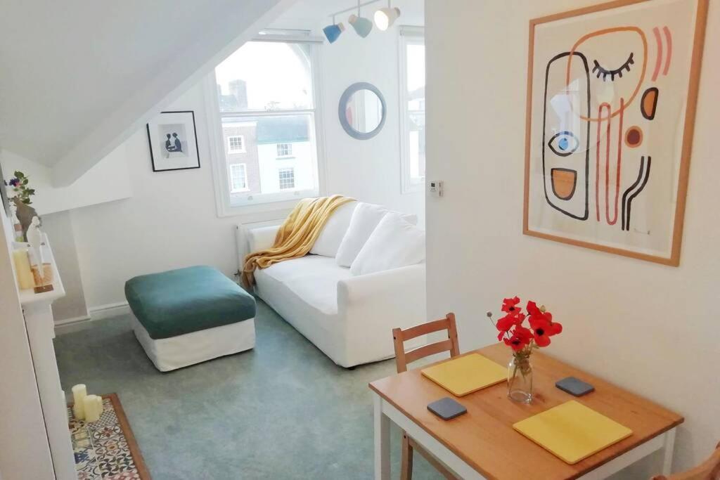 Cosy, Elegant Apartment In Heart Of Ludlow Town Bagian luar foto